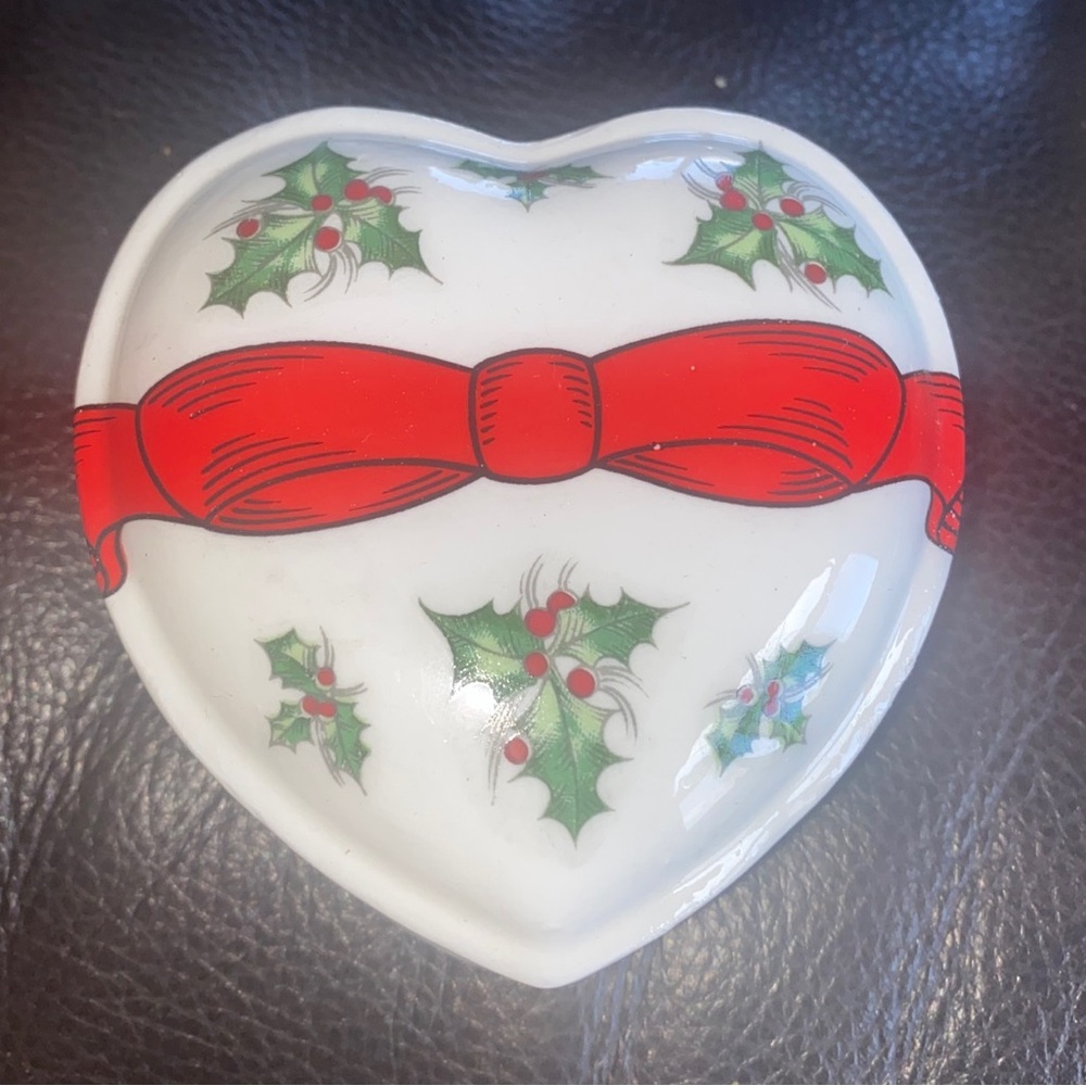 SEYMOUR MANN VINTAGE FINE BONE CHINA CHRISTMAS HEART TRINKET DISH WITH LID